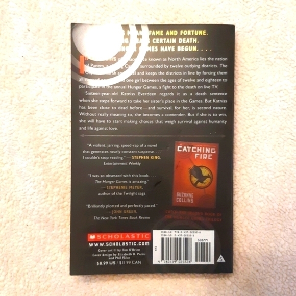 The hunger games book. First book in the series by author Suzanne Collins - Picture 2 of 4